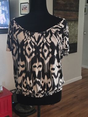 Black and White Patterned Short-Sleeve Women's Top
